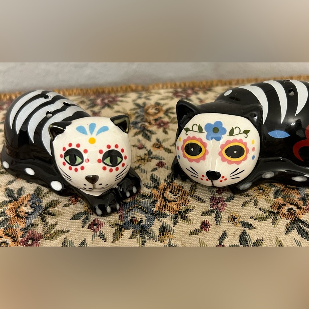 Halloween day of the dead salt&pepper shakers 3” with stoppers